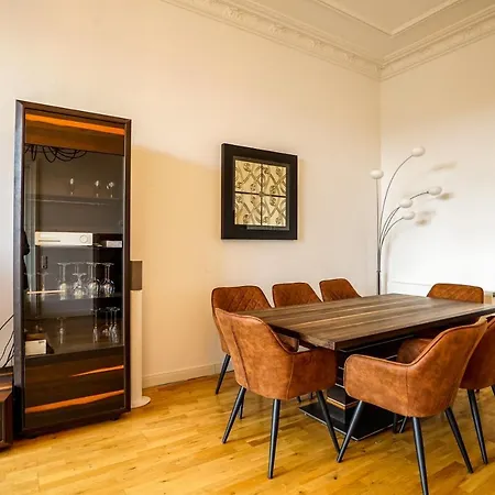 Apartamento **traumhafte City-wohnung // 120qm // 4-raeume** *